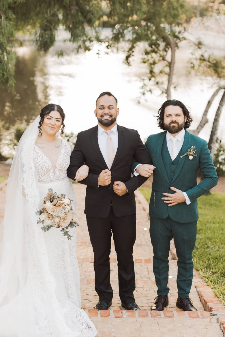 Casal sorrindo durante a celebração