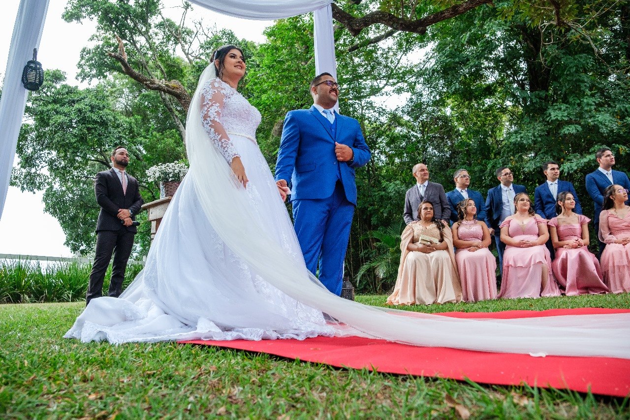Casal em cerimônia marcante