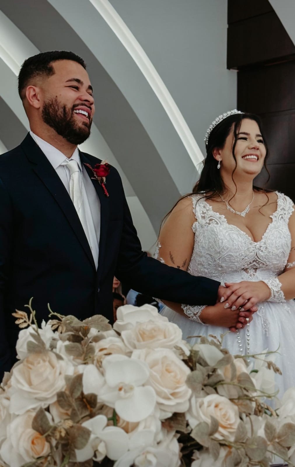 Casal sorrindo durante cerimônia conduzida por Jessé Alves