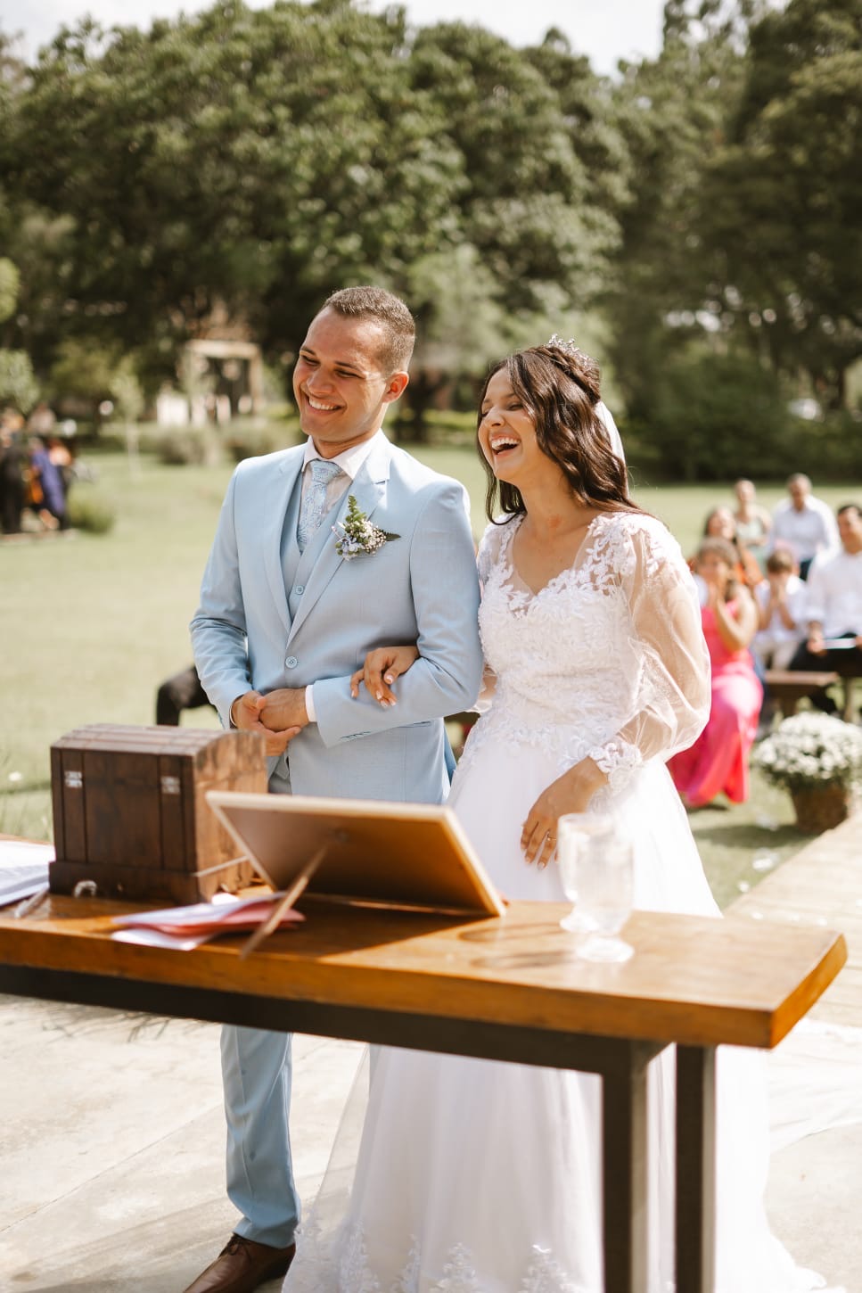 Casal sorrindo durante uma cerimônia emocionante
